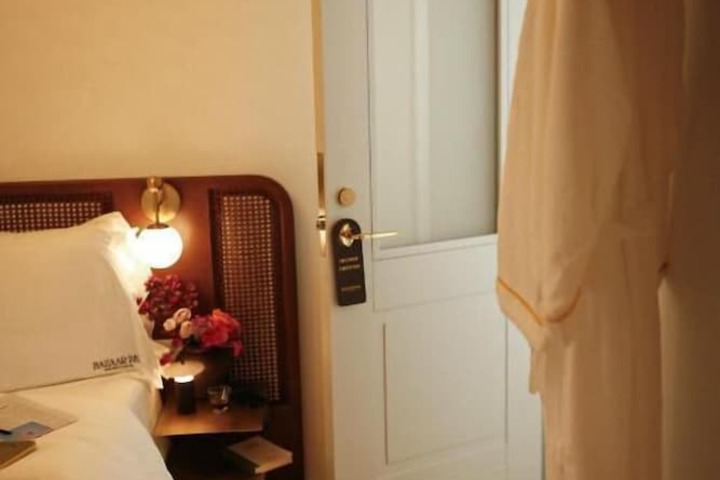 Room 32 of 60