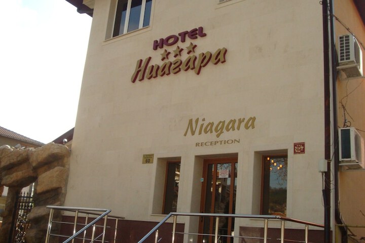Exterior of Hotel Niagara