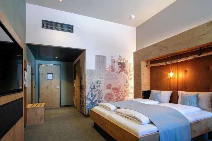 Room 6 of 28