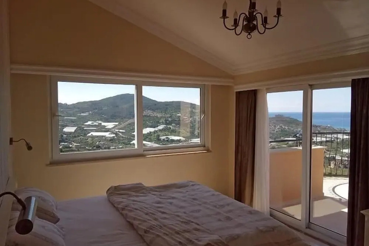 Room 6 of 14