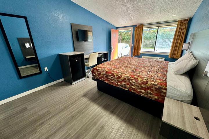 1 King Bed (8 of 9)