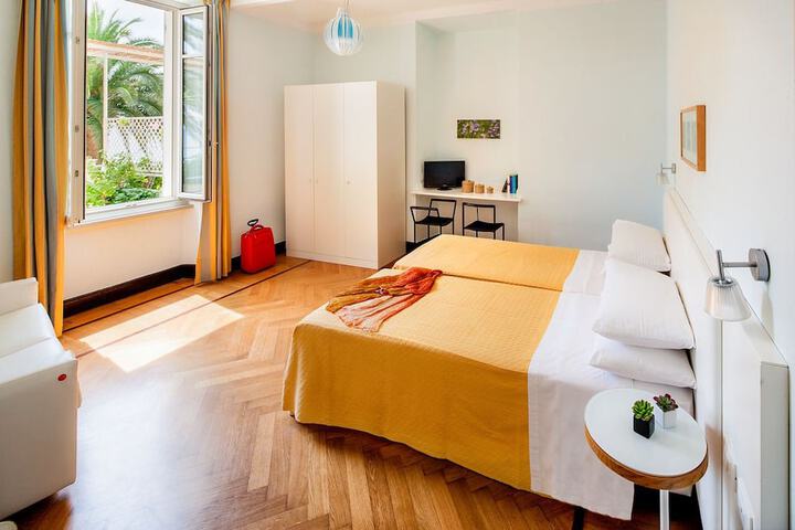 Room 4 of 20