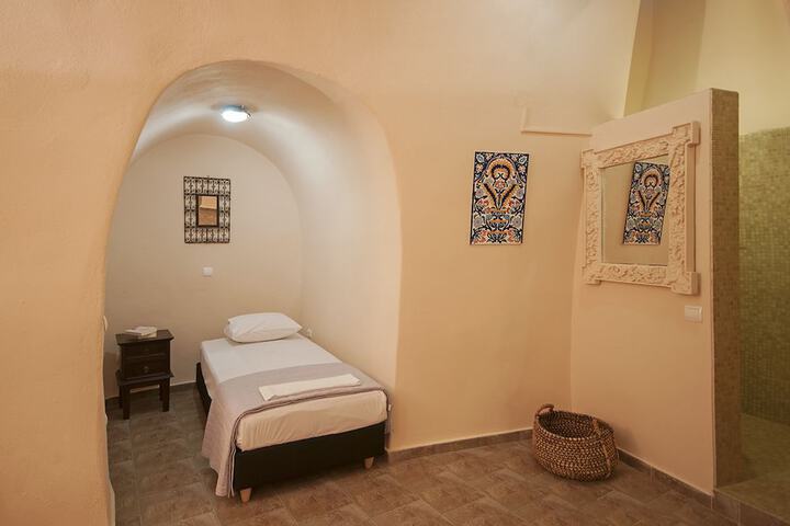 Room 18 of 33