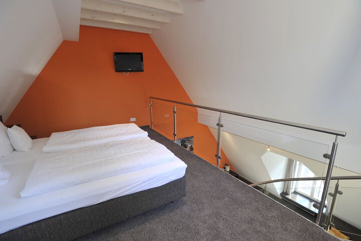 Room 16 of 32