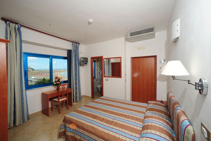 Room 7 of 28