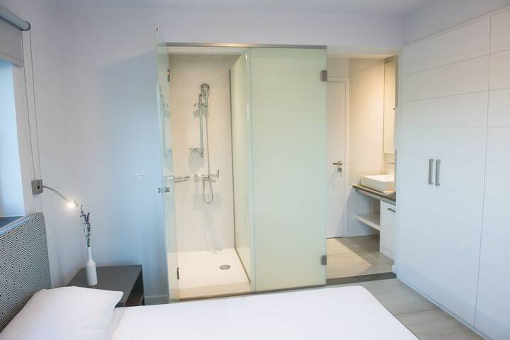 Room 3 of 80