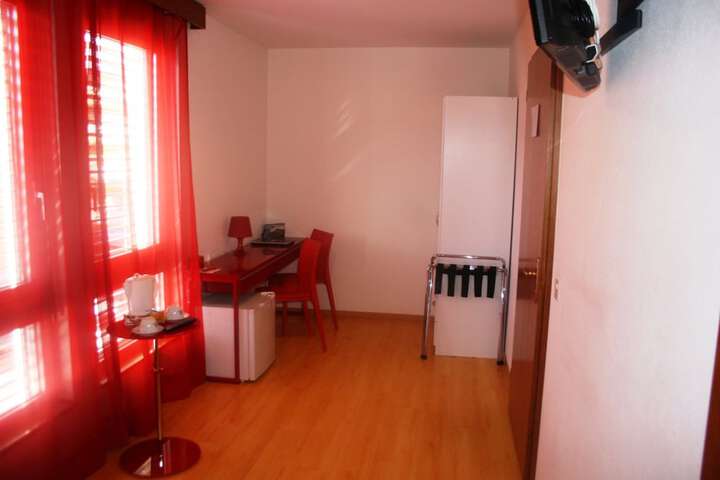 Room 17 of 34