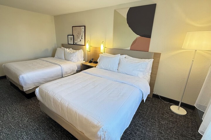 2 Queen Beds (3 of 8)