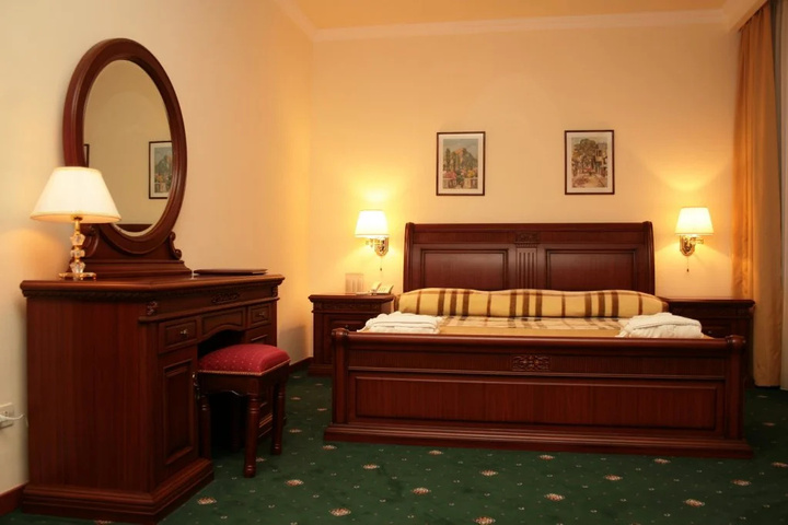 Room 3 of 8