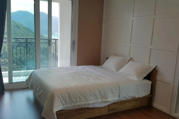 Room 2 of 10