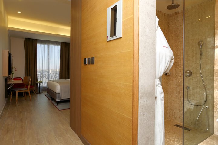 Room 44 of 195