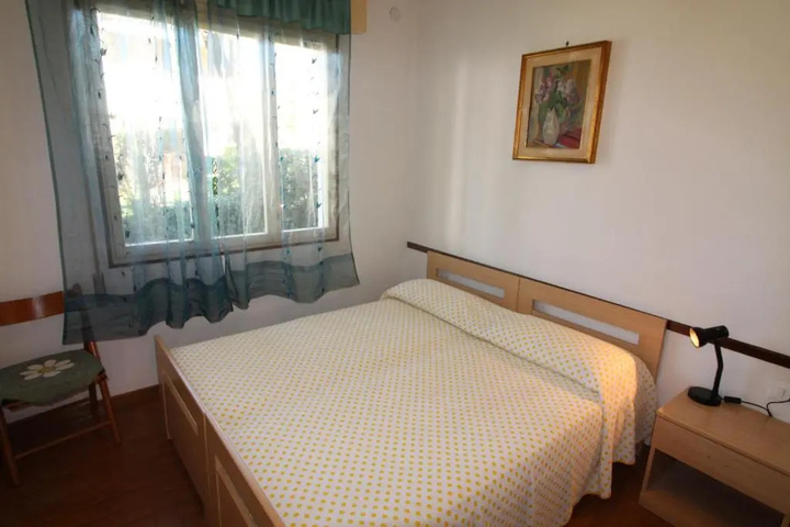 Room 4 of 11