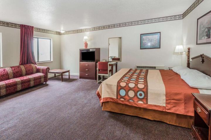 1 King Bed (5 of 10)