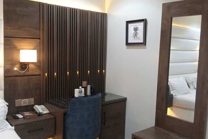 Room 6 of 31