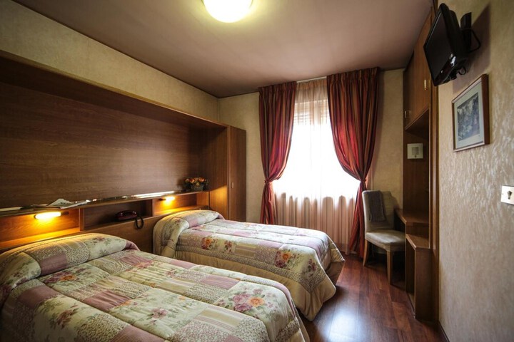 Room 15 of 37