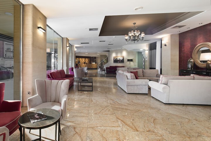 Lounge 23 of 45