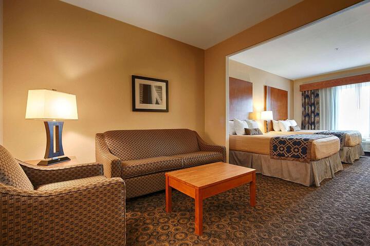 Suite 1 King Bed Sofa Bed Microwave, Refrigerator WiFi Shower Only Full Breakfast (5 of 18)