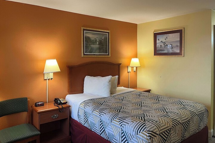 Room 6 of 16