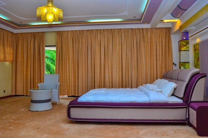 Room 4 of 25