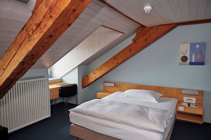 Room 9 of 18