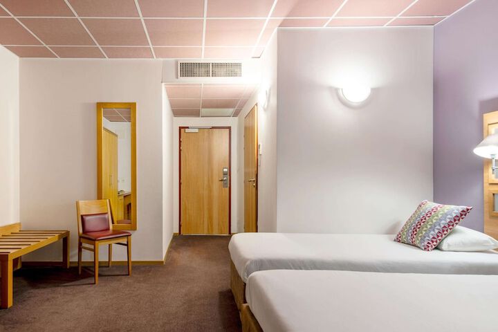 Room 26 of 98