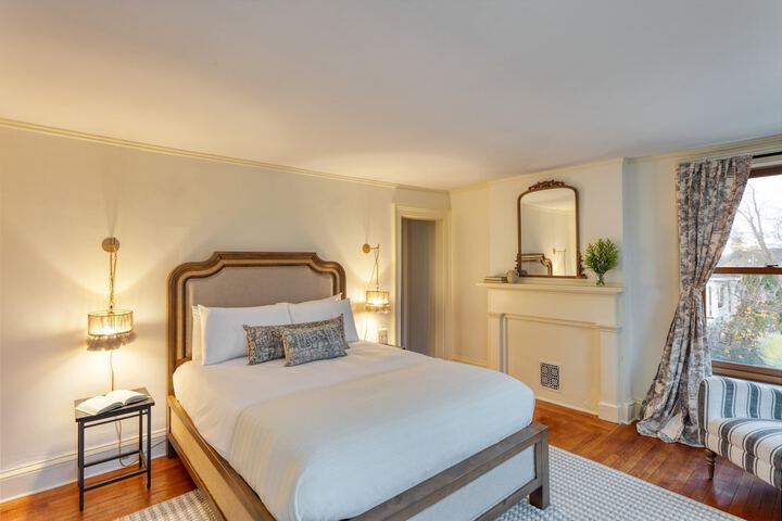 Room 6 of 28