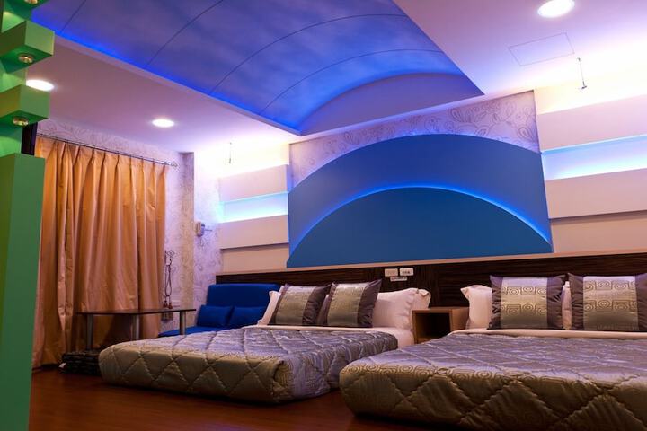 Room 2 of 33