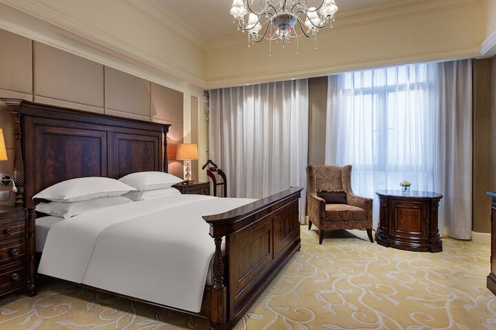 Room 27 of 76
