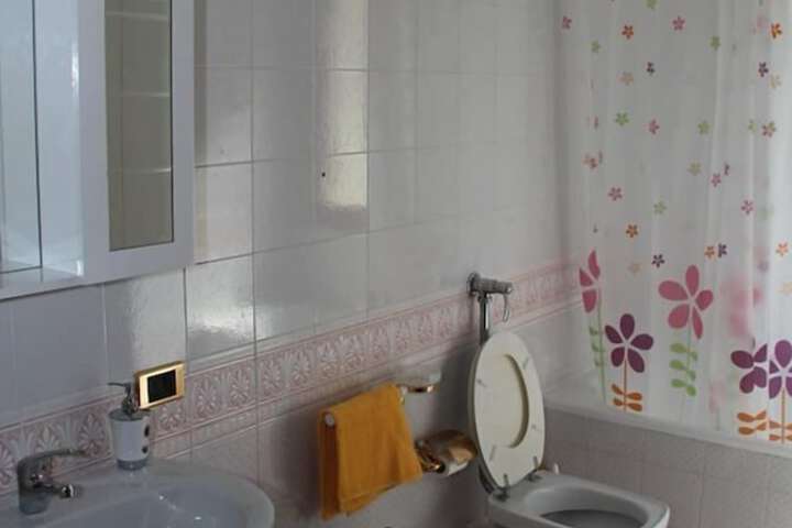 Room 6 of 11