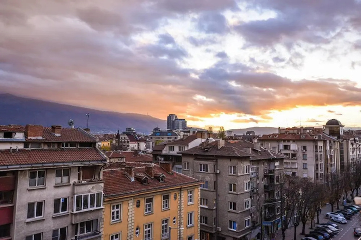 Cosy Top Floor Studio on Patriarh Evtimiy Blvd