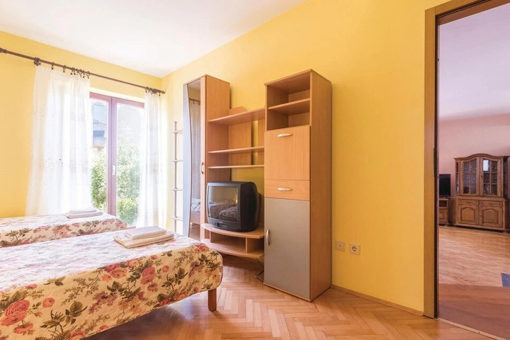 Room 6 of 18