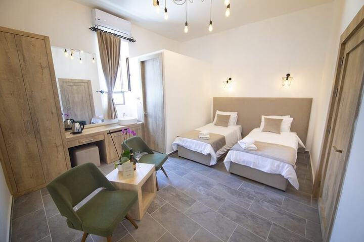 Room 10 of 78