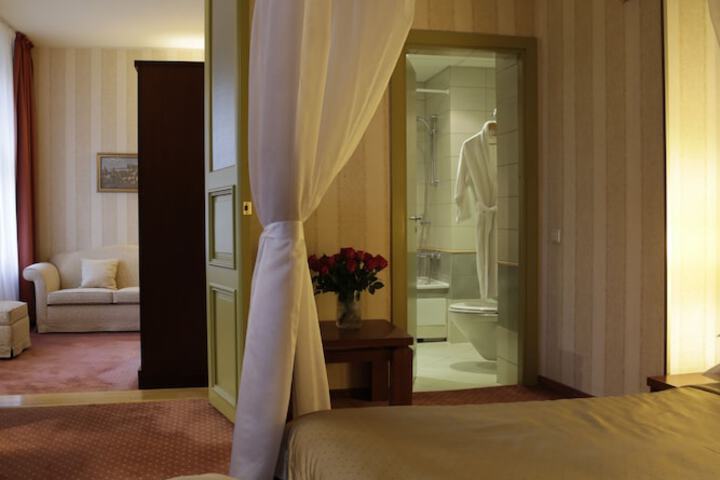 Room 46 of 103