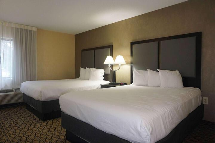 1 Queen Bed Accessible Room (3 of 10)