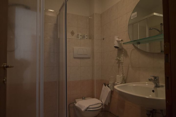 Room 16 of 44