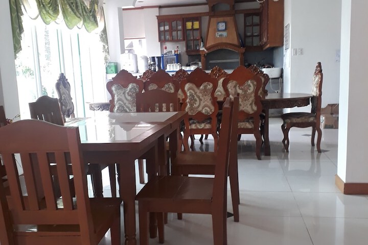 Dining 18 of 21