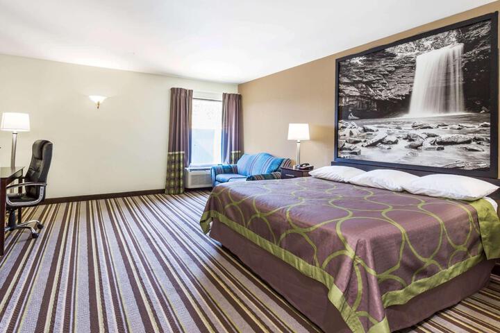 1 King Bed Deluxe Room (4 of 14)