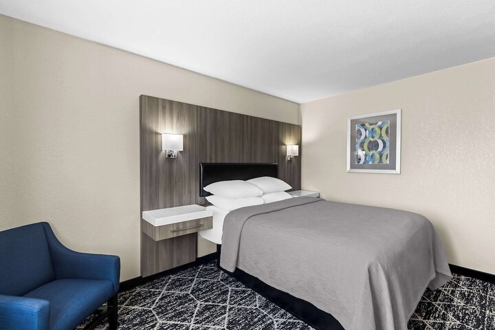 1 Queen Bed (3 of 11)