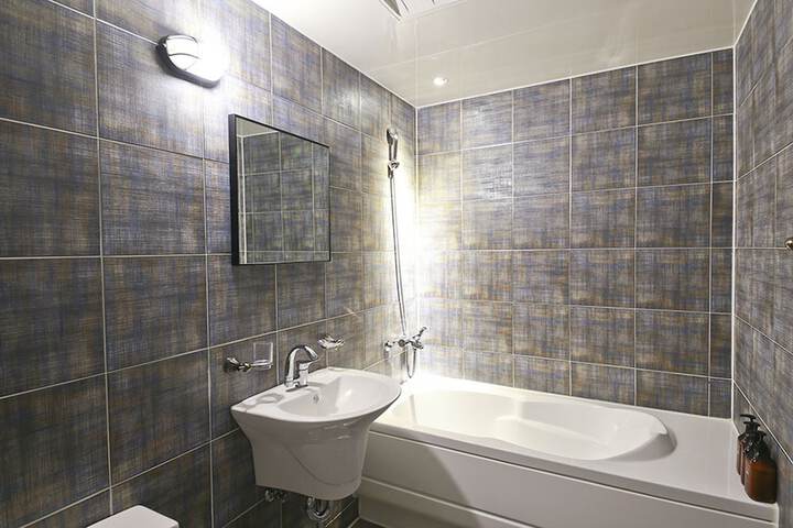 Room 1 of 8