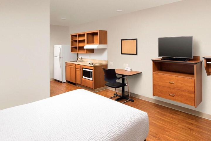 1 Queen Bed (7 of 22)