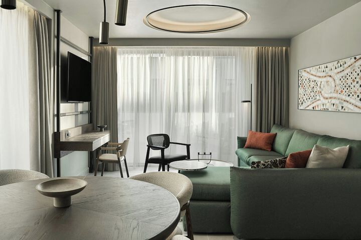 Lounge 70 of 99