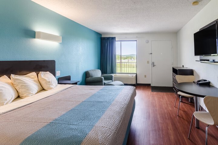 1 King Bed (4 of 11)
