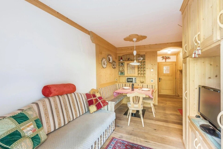 Room 4 of 11
