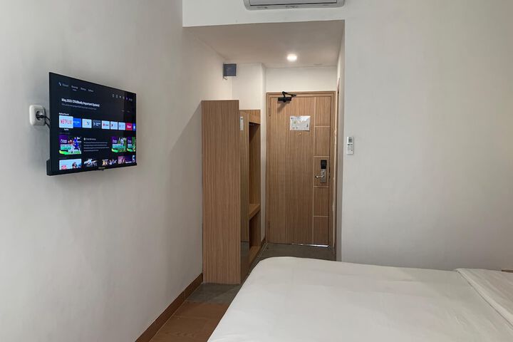 Room 8 of 13