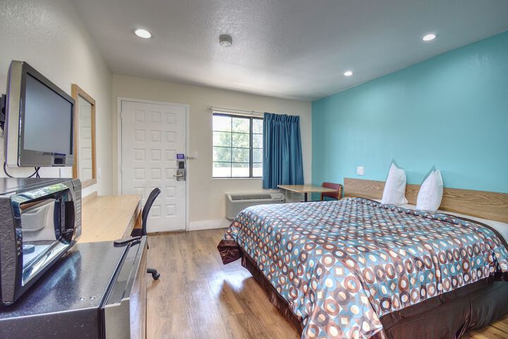 1 Queen Bed (1 of 12)