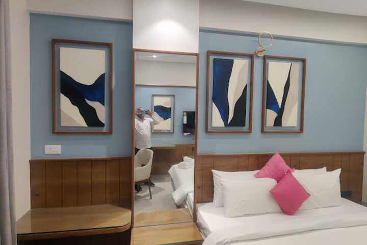 Room 4 of 12