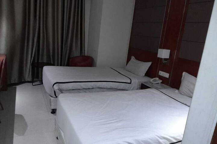 Room 5 of 6
