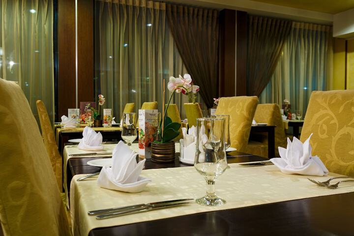 Dining 32 of 50