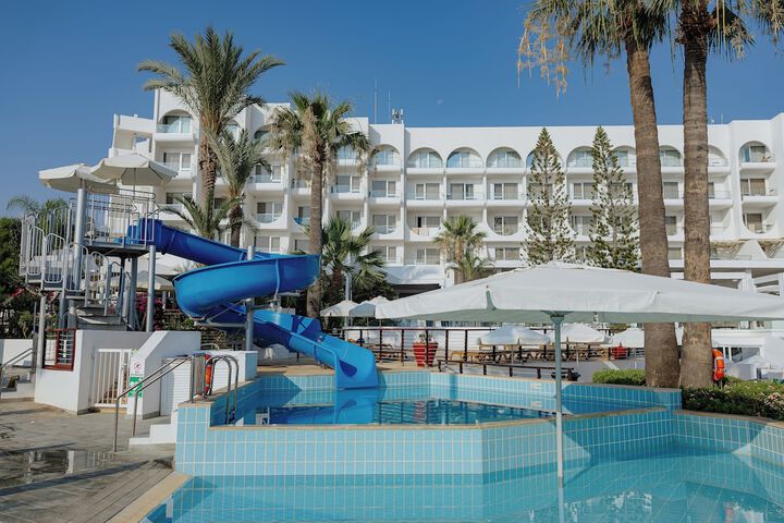 Hotel with Pool