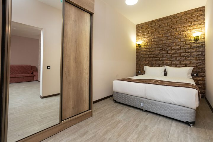 Room 48 of 196